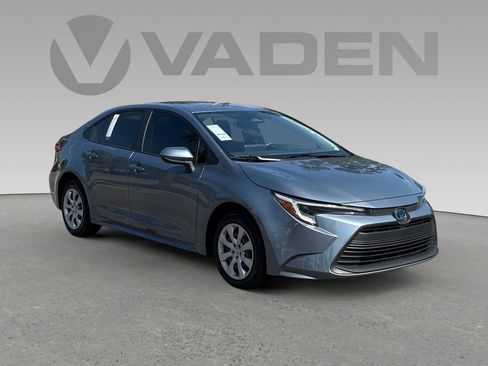 Used 2025 Toyota Corolla LE image 1