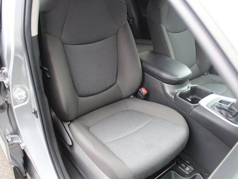 Used 2022 Toyota RAV4 XLE AWD/4WD image 23