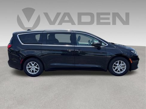 Used 2023 Chrysler Pacifica Touring-L FWD image 21