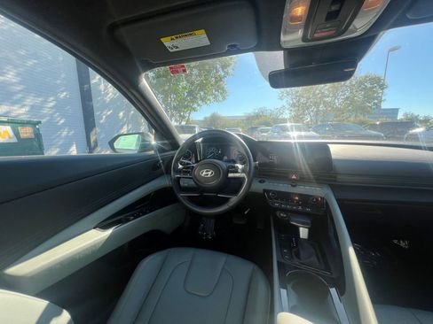 Used 2025 Hyundai Elantra Limited image 34