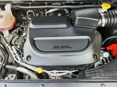 Used 2023 Chrysler Pacifica Limited FWD image 34