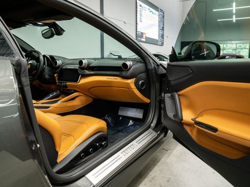 Used 2018 Ferrari GTC4Lusso AWD/4WD image 32