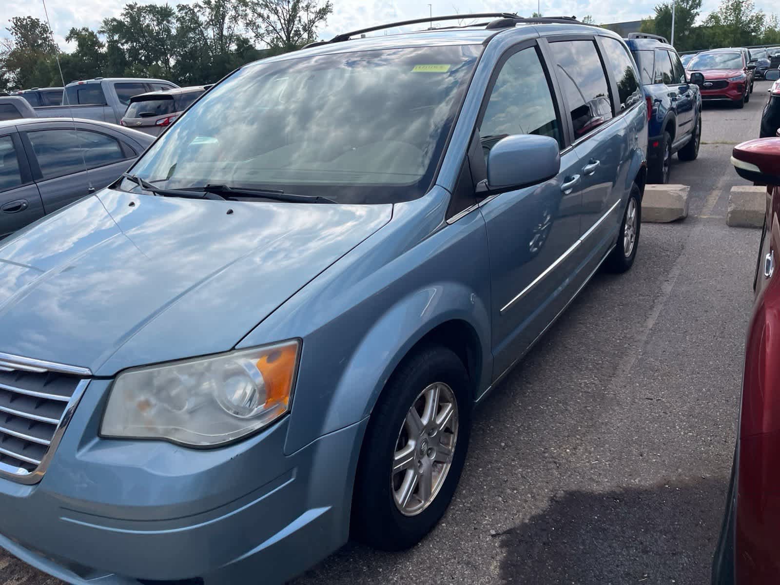 Used 2009 Chrysler Town & Country Touring w/ Family Value Group FWD image 4