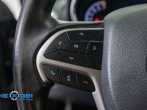 Used 2019 Jeep Grand Cherokee Laredo AWD/4WD image 14