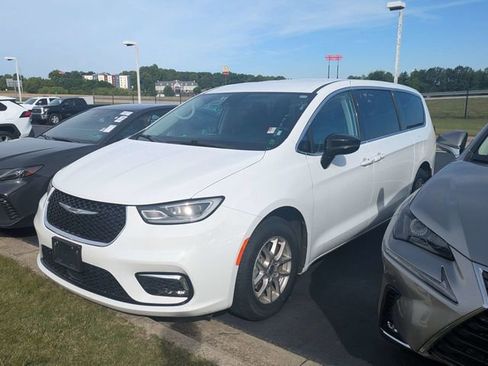 Used 2024 Chrysler Pacifica Touring-L FWD image 5