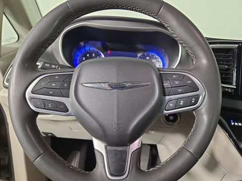 Used 2022 Chrysler Pacifica Touring-L FWD image 23