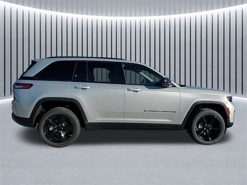 New 2025 Jeep Grand Cherokee Altitude image 2