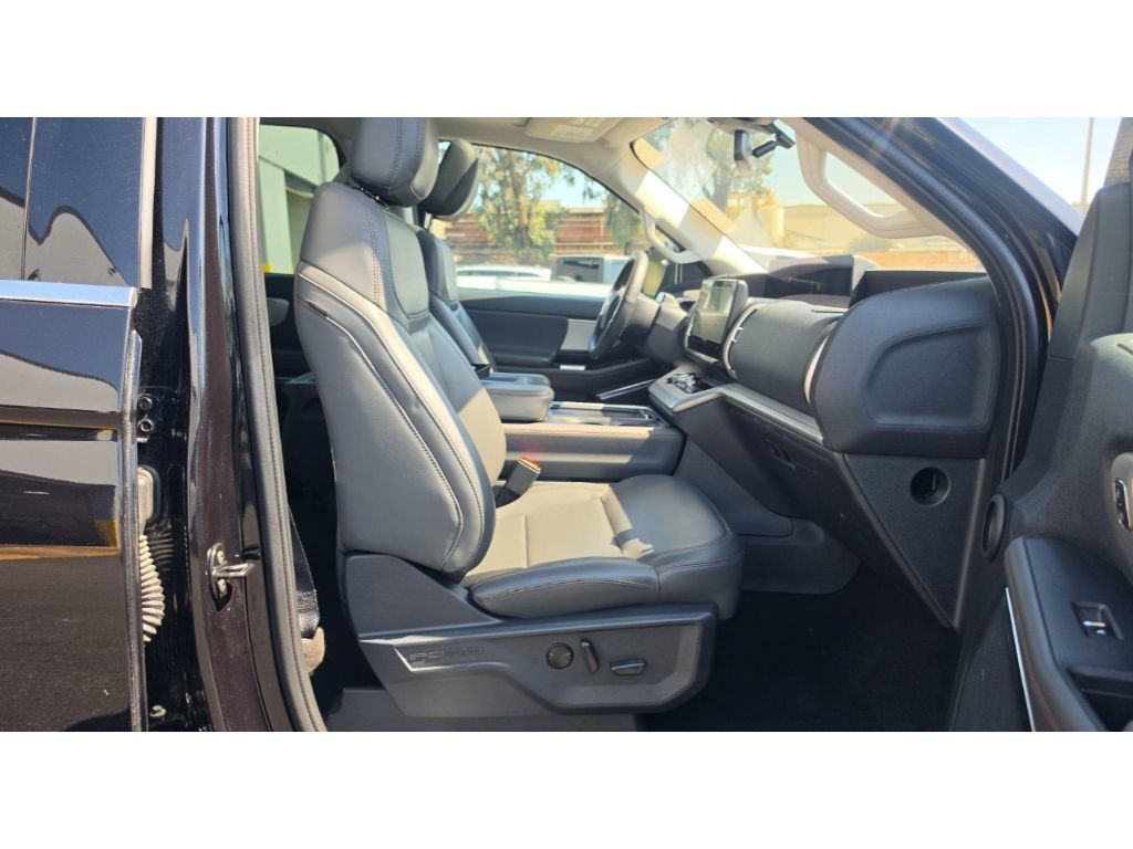 Used 2025 Ford Expedition Active AWD/4WD image 7