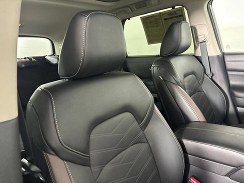 Used 2025 Nissan Pathfinder Platinum FWD image 34