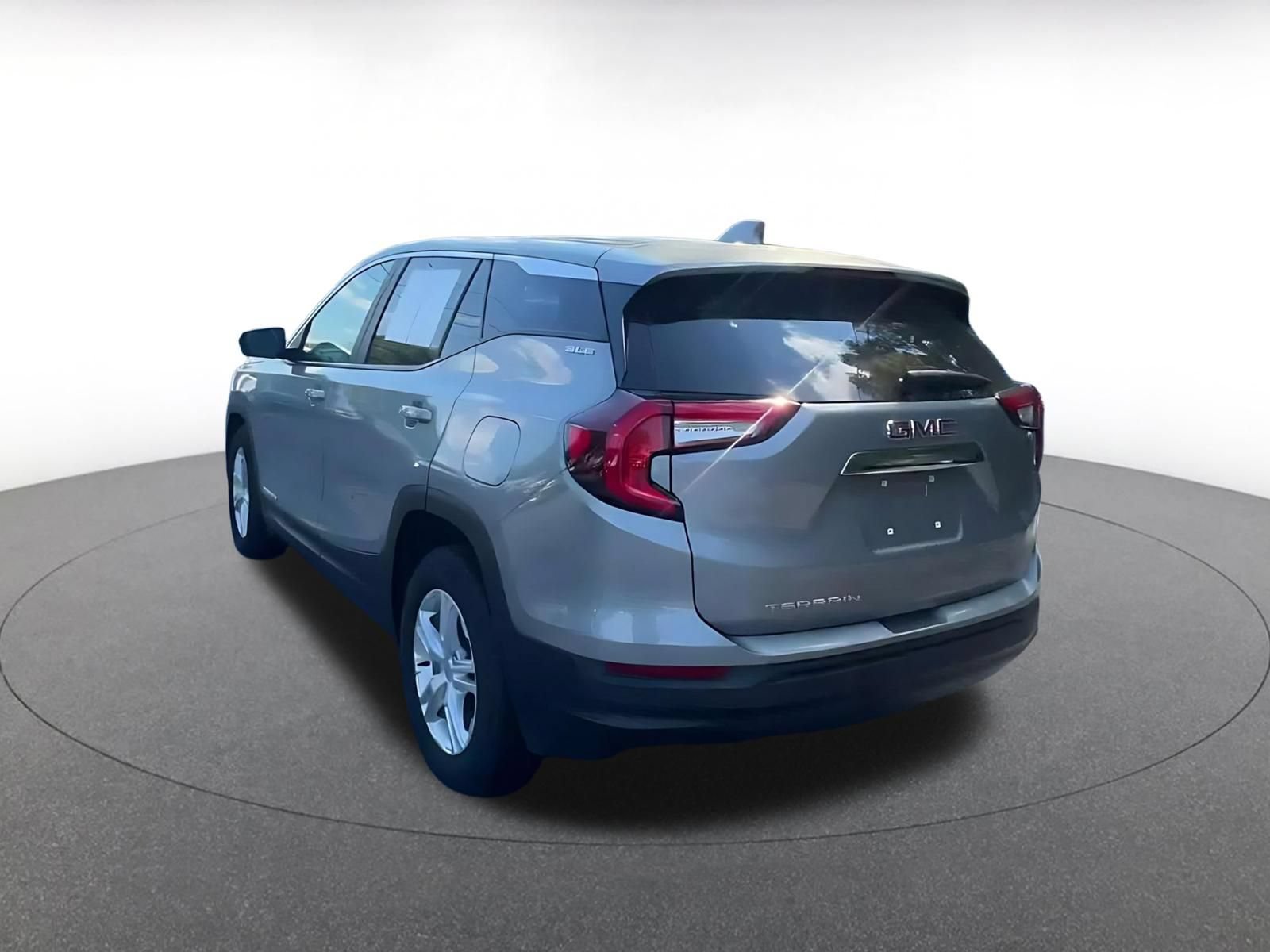 Used 2024 GMC Terrain SLE FWD image 10