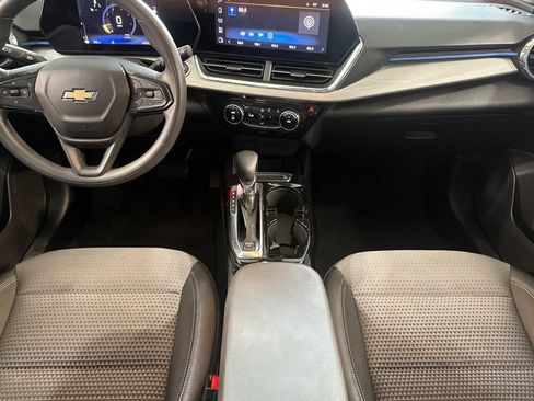 Used 2025 Chevrolet Trax LT FWD image 4