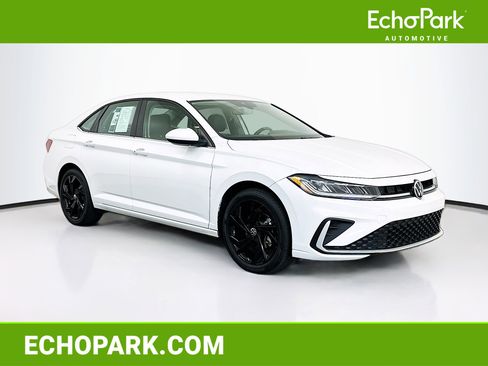 Used 2025 Volkswagen Jetta SE image 1