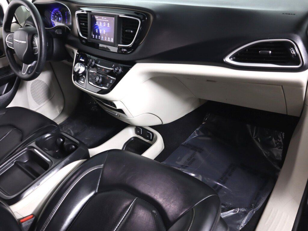 Used 2020 Chrysler Voyager Lxi FWD image 38