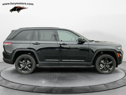 Used 2023 Jeep Grand Cherokee Altitude image 2