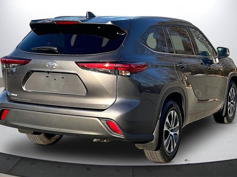 Used 2022 Toyota Highlander XLE image 9