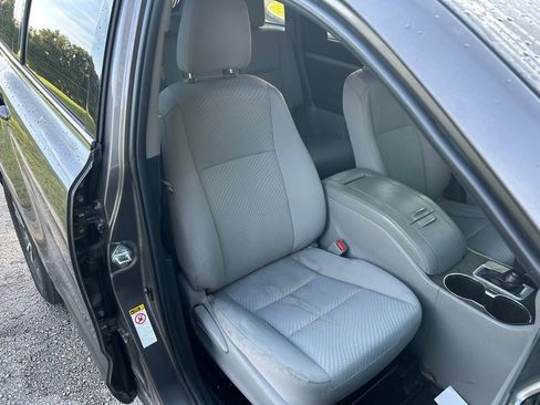 Used 2019 Toyota Highlander LE FWD image 17