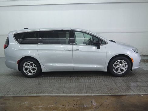 Used 2024 Chrysler Pacifica Limited FWD image 2