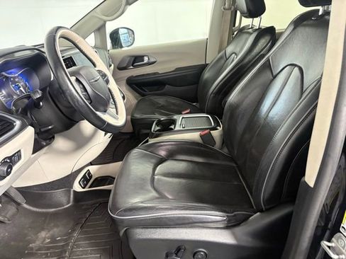 Used 2018 Chrysler Pacifica Limited FWD image 24