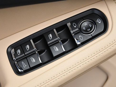 Used 2025 Porsche Macan image 33