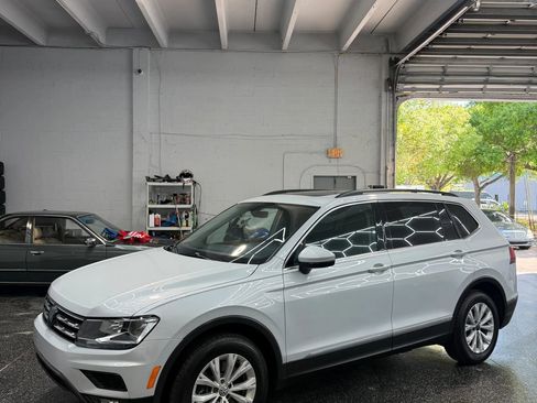 Used 2018 Volkswagen Tiguan SE w/ Panoramic Sunroof Package FWD image 6
