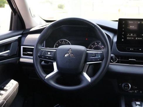 Used 2025 Mitsubishi Outlander SE AWD/4WD image 26
