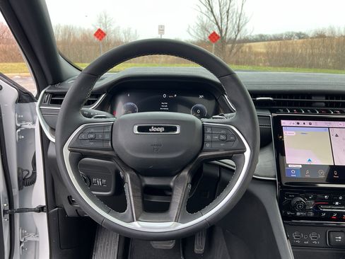 Used 2024 Jeep Grand Cherokee Limited w/ Luxury Tech Group II image 32