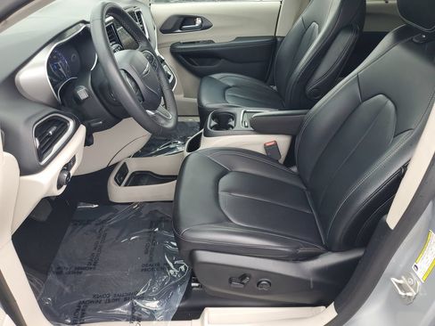 Used 2023 Chrysler Pacifica Touring-L FWD image 5