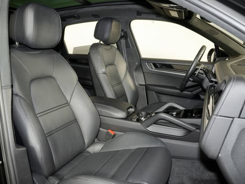 Certified 2024 Porsche Cayenne Turbo AWD/4WD image 48