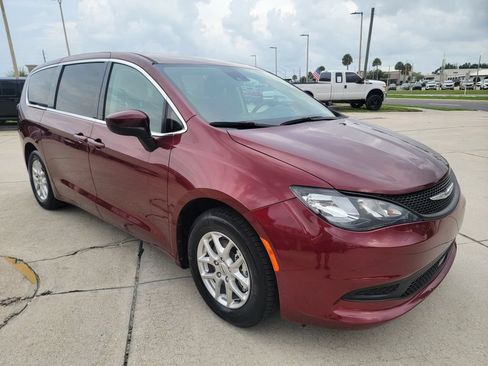 Used 2023 Chrysler Voyager LX FWD image 7