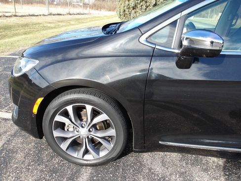 Used 2018 Chrysler Pacifica Limited w/ Tire & Wheel Group image 40