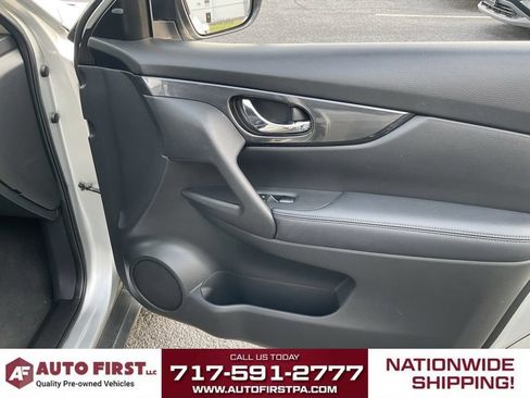 Used 2017 Nissan Rogue SV w/ SV Premium Package AWD/4WD image 16