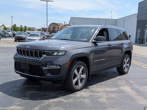 Used 2022 Jeep Grand Cherokee Limited w/ Luxury Tech Group II AWD/4WD image 3