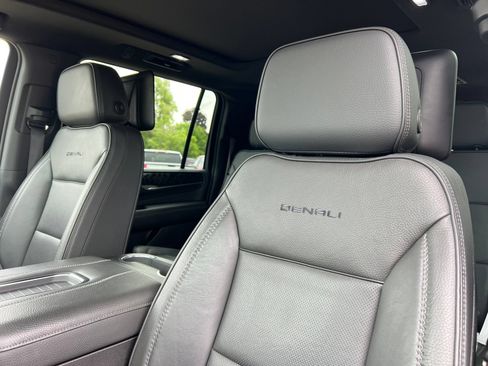 Used 2023 GMC Yukon XL Denali AWD/4WD image 15