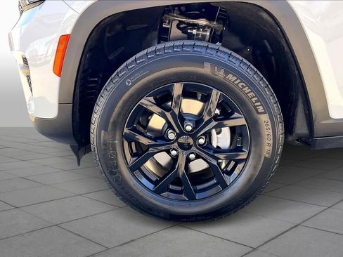 New 2025 Jeep Grand Cherokee Altitude image 11