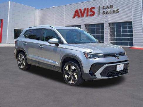 Used 2025 Volkswagen Taos SE AWD/4WD image 3