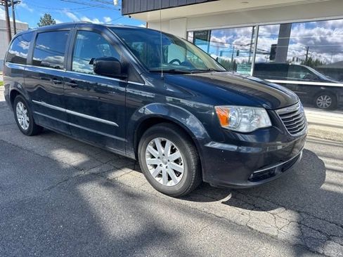 Used 2014 Chrysler Town & Country Touring FWD image 3