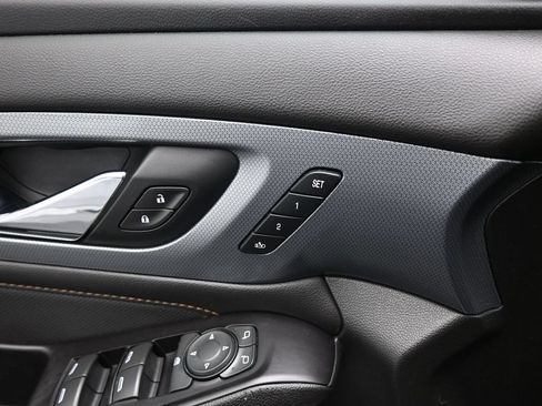 Used 2018 Chevrolet Traverse Premier w/ Driver Confidence II Package FWD image 12