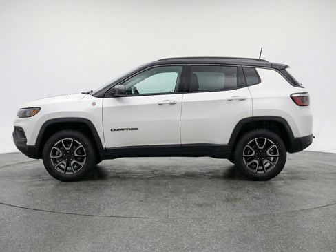 Used 2025 Jeep Compass Trailhawk image 5