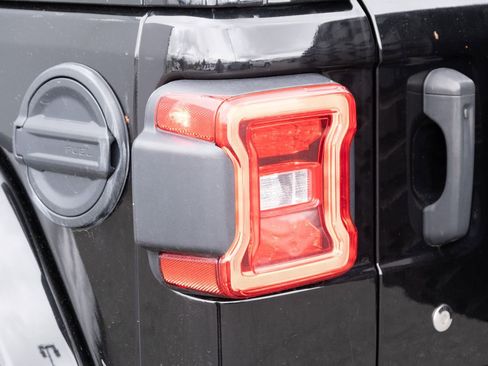 Used 2018 Jeep Wrangler Unlimited Sahara w/ Uconnect 4C Nav & Sound Group image 24