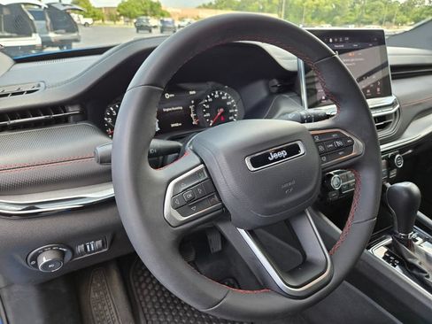 Used 2025 Jeep Compass Trailhawk AWD/4WD image 10
