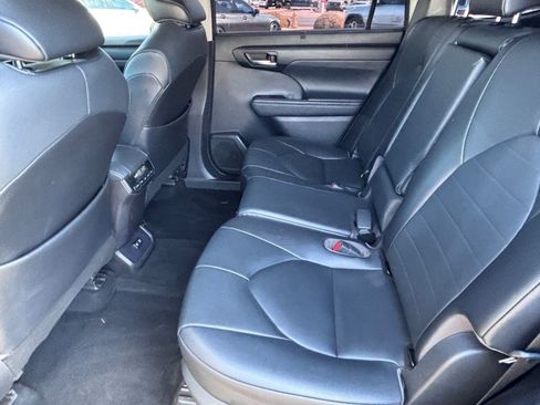 Used 2021 Toyota Highlander XLE FWD image 16