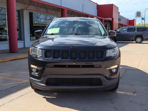 Used 2019 Jeep Compass Latitude FWD image 3