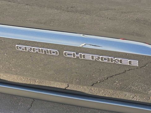 Used 2020 Jeep Grand Cherokee Laredo image 11