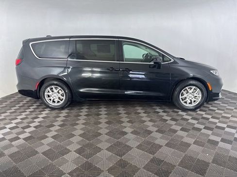 Used 2023 Chrysler Pacifica Touring-L FWD image 4