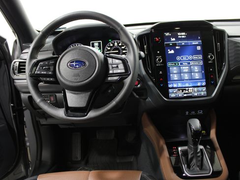 Used 2025 Subaru Forester Touring AWD/4WD image 2