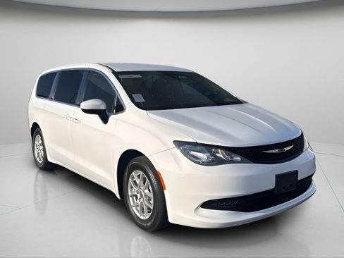 Used 2023 Chrysler Voyager LX image 2