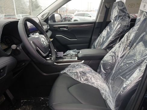 New 2026 Toyota Highlander Platinum image 7