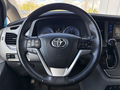 Used 2017 Toyota Sienna XLE FWD image 17
