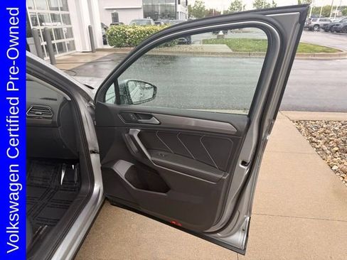 Used 2022 Volkswagen Tiguan SE w/ Panoramic Sunroof Package AWD/4WD image 16