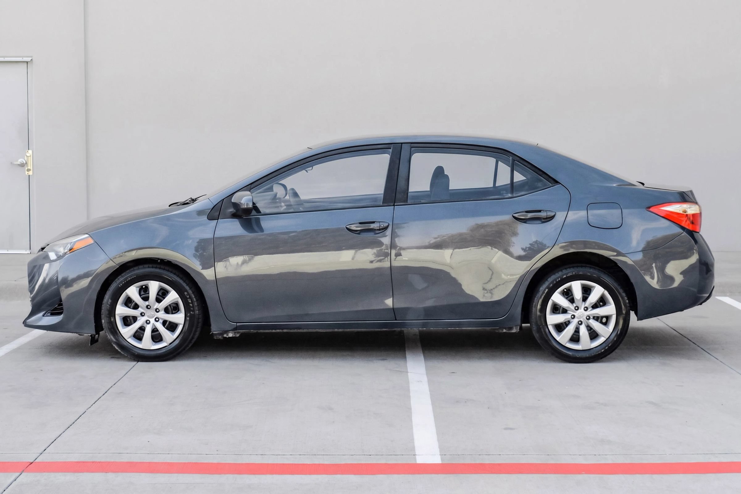 Used 2018 Toyota Corolla LE FWD image 16